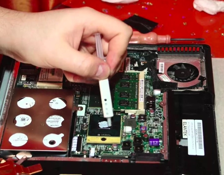 Чистка ноутбука от пыли и замена термопасты Чистка ноутбука от пыли и замена термопасты в Ивановском районе Москвы