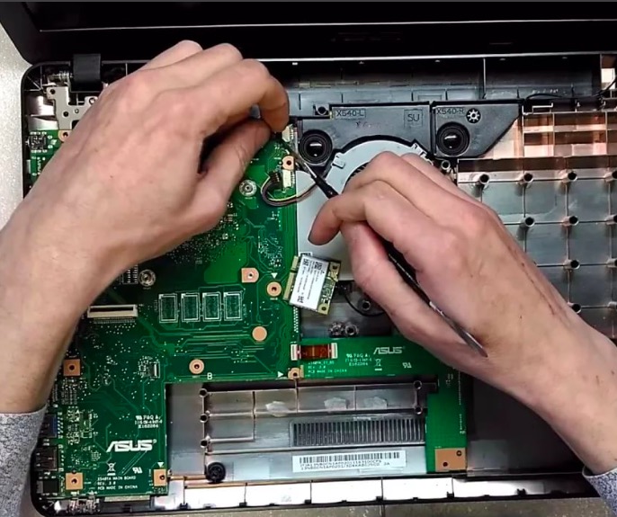 Замена материнской платы на ноутбуке в Ивановском районе Москвы